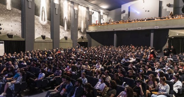 Ο πρωθυπουργός τοποθετήθηκε για ΙΝΤΕΑΛ και ΑΣΤΟΡ, οι αιθουσάρχες απαντούν