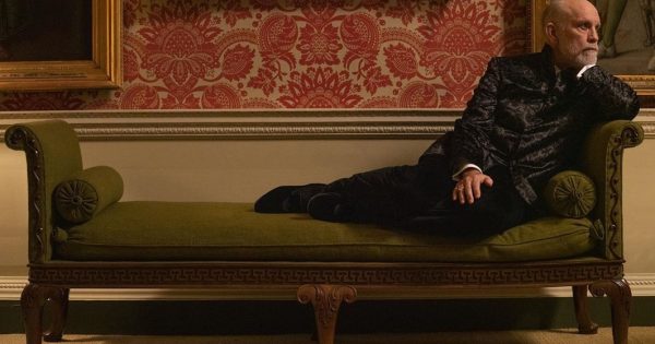 Βατικανό remixed: Είδαμε τα πρώτα επεισόδια του «The New Pope» με τους Τζουντ Λο και Τζον Μάλκοβιτς
