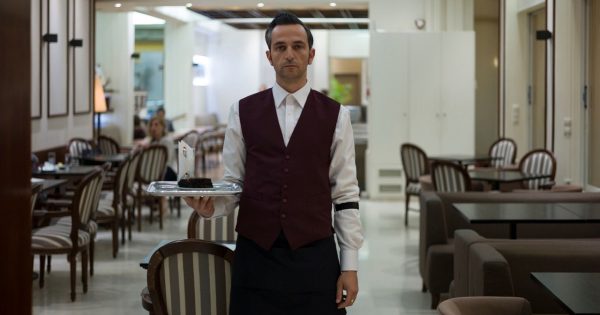 «Μου αρέσει να δίνομαι 100% σε ό,τι καταπιάνομαι»: Ο Άρης Σερβετάλης μιλά για το «The Waiter»