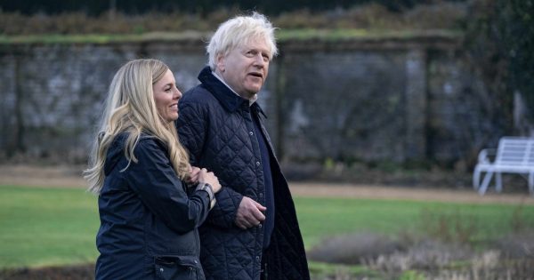 Τρέιλερ «This England»: Ο Κένεθ Μπράνα (εντελώς) αγνώριστος ως Μπόρις Τζόνσον!