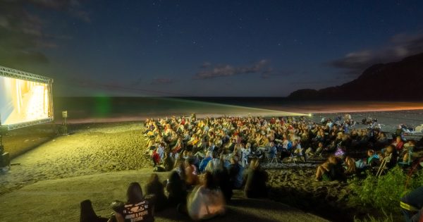 Η λαμπερή, πανελλήνια πρεμιέρα του Χρυσού Φοίνικα στην Χιλιαδού παρουσία του Ρούμπεν Έστλουντ