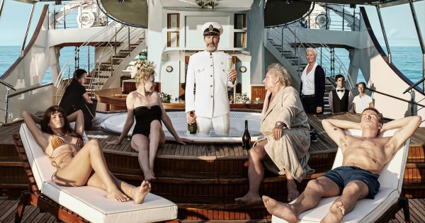 Ταινία της Εβδομάδας: Ο Έστλουντ στήνει το ναυάγιο του δυτικού πολιτισμού στο σπαρταριστό «Τρίγωνο της Θλίψης»