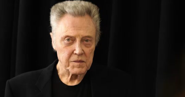 Περνάει και «μόνος» του καλά: Ο Κρίστοφερ Γουόκεν δεν έχει κινητό, δεν έστειλε ποτέ του μέιλ