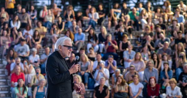 “Theo, I’m here again!”: Ο Χάρβεϊ Καϊτέλ συγκίνησε την Αθήνα στην έναρξη του 16ου AOAFF powered by ΔΕΗ