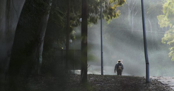 Τρέιλερ και αφίσα για την ταινία «Ένας Ολόκληρος Άνθρωπος Σχεδόν» του Ευθύμη Kosemund-Σανίδη