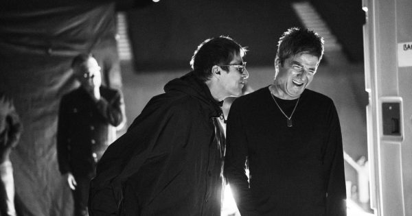 «Don’t Look Back in Anger»: Τρέιλερ για το ντοκιμαντέρ των Oasis από τον Στίβεν Νάιτ