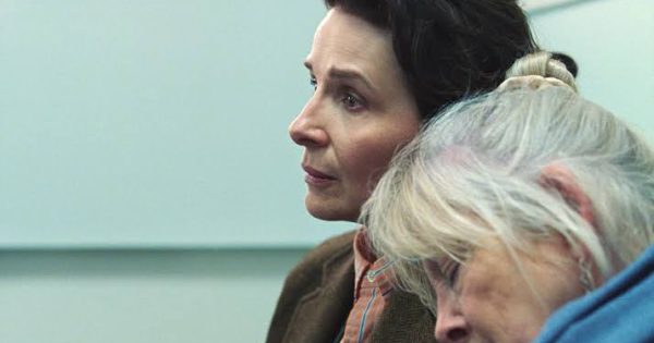 Τρέιλερ: Ζιλιέτ Μπινός και Τομ Κόρτνι στο «Queen at Sea» του Λανς Χάμερ