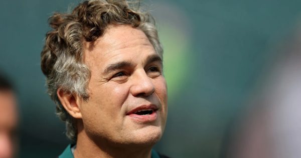 Μύδροι Μαρκ Ράφαλο εναντίον οικογένειας Έλισον και συμφωνίας εξαγοράς της Warner Bros.