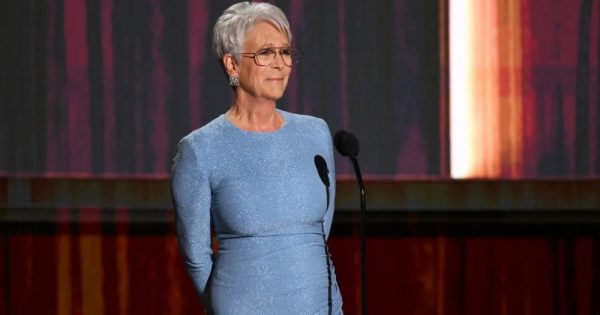 Emmys 2026: Κατασυγκινημένη η Τζέιμι Λι Κέρτις αποχαιρέτησε τον Ρομπ Ράινερ [Βίντεο]