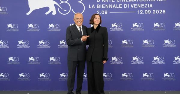 «Τελικά φαίνεται ότι οι άντρες κάνουν καλύτερες ταινίες από τις γυναίκες»: Η Μάγκι Τζίλενχαλ αστειεύεται στη Μόστρα