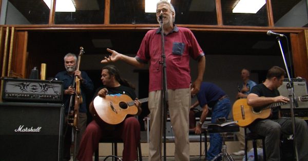 «Το Πολλαπλό σου Είδωλο. Χειμερινοί Κολυμβητές»: Το ντοκιμαντέρ των Γιάννη Αγγελάκη και Ανδρέα Σιαδήμα στο Σινέ ΟΑΣΙΣ